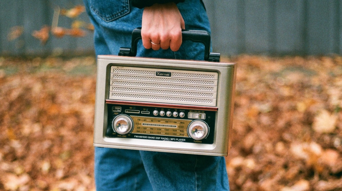Beste DAB-radio: En person bærer en radio utendørs
