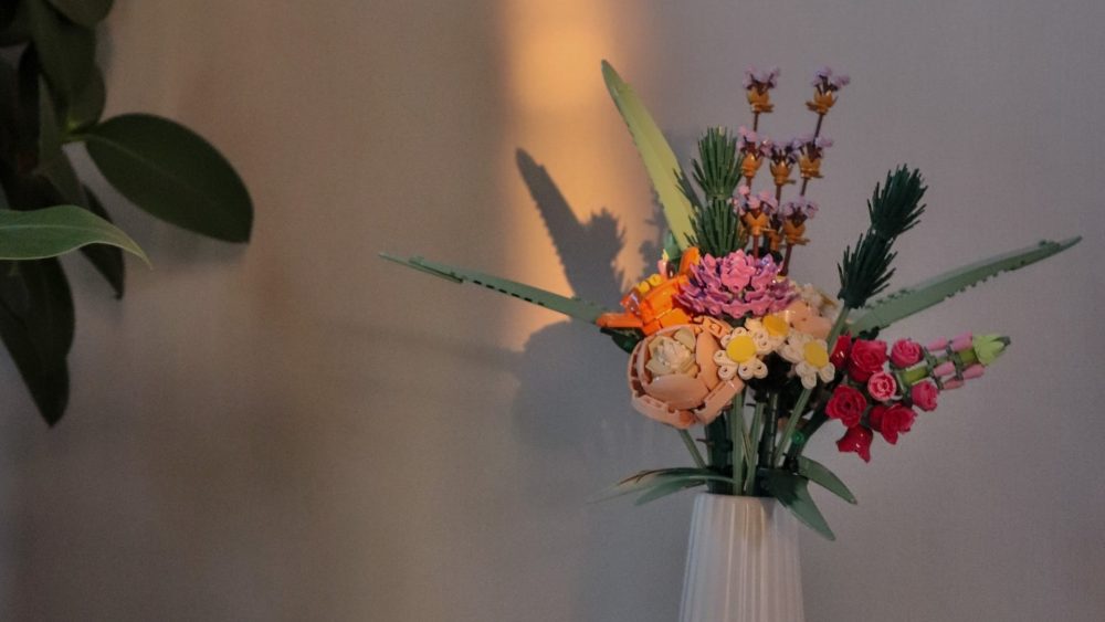 En vas fylld med legoblommor.